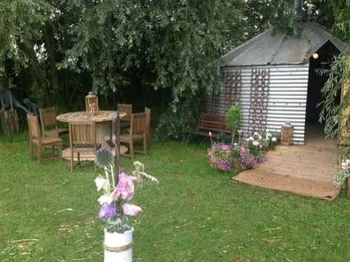 Skipbridge Farm Shepherds Huts Campground Green Hammerton Bagian luar foto