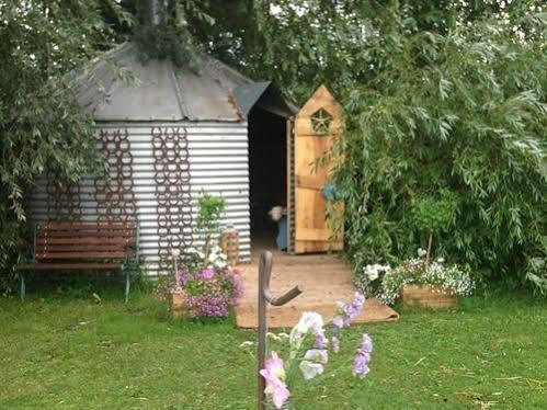 Skipbridge Farm Shepherds Huts Campground Green Hammerton Bagian luar foto