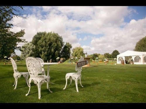 Skipbridge Farm Shepherds Huts Campground Green Hammerton Bagian luar foto